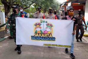 “Jakarta Bermasker”, Polres Kep Seribu Dan Tiga Pilar Bagikan Masker Gratis