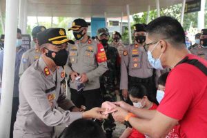 “Jakarta Bermasker”, Kapolres Kep Seribu Pimpin Langsung Giat Pembagian Masker Gratis