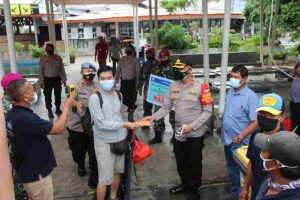 BAGIKAN 2.600 MASKER GRATIS KE WARGA, POLRES KEP SERIBU GENCARKAN “JAKARTA BERMASKER”
