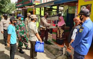 Tak Kenal Lelah, Polres Kep Seribu Dan Tiga Pilar Terus Bagikan Masker Gratis Ke Warga