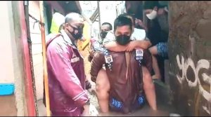 Kisah Heroik Kapolsek Mengevakuasi Korban Banjir