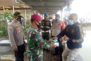 Polres & Polsek Jajaran Kep Seribu Bersama Tiga Pilar Bagikan Masker Gratis