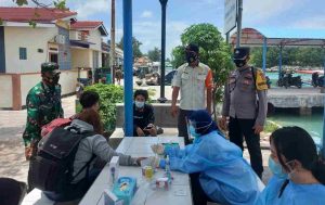 Penumpang Kapal Tiba di Dermaga Kedatangan Dirapid Tes Gratis oleh 3 Pilar Kep Seribu Selatan