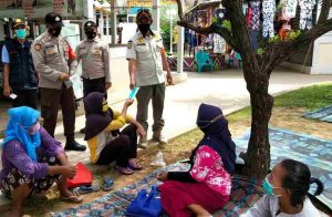 Polres Kep Seribu & Jajaran Bagikan 4800 Masker Medis Gratis Ke Warga Pulau Seribu