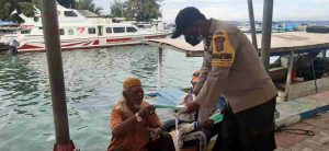 Dukung Program “Jakarta Bermasker”, Polres Kepulauan Seribu Bagikan 4.400 Masker Gratis