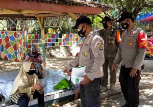 Polres Kepulauan Seribu dan Polsek Bagikan 5600 Masker Medis Gratis dengan Tema Jakarta Bernasker
