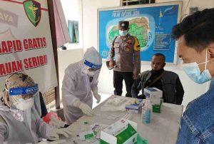 Cegah Penyebaran dan Tekan Angka Covid-19 Polsek Kep Seribu Selatan dan Polres Kep Seribu bersama 3 Pilar Adakan Rapid Tes Gratis