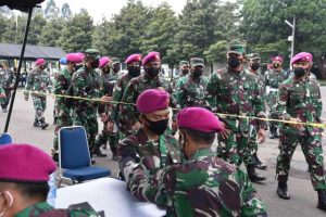 SERBUAN VAKSINASI TNI AL DI SARANG PETARUNG MARINIR, PANGKOARMADA I DAMPINGI PENINJAUAN KASAL