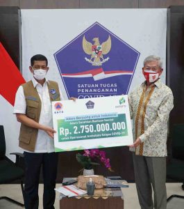 1 Tahun Perjuangan Melawan COVID-19 *Adaro Serahkan Bantuan Senilai Rp 2,75 Miliar untuk Operasional Ambulans Satgas COVID-19*