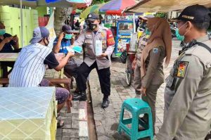 Masker Gratis bagi Warga Kep Seribu dibagikan Polres Kep Seribu dan Tiga Pilar