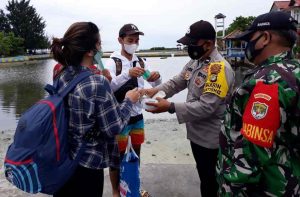 Kapolres Kep Seribu Himbau Prokes dan Pembagian Masker Gratis kepada Masyarakat