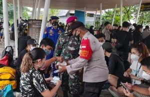 Hari ini, Secara Serentak Polres Kep Seribu bersama Tiga Pilar Bagikan 4800 Masker Medis Gratis