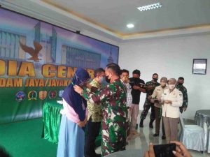 Herlina Buta-butar dan Fakhurdin Wartawan Otoritas Terima Penghargaan sebagai Media Mitra Kodam Jaya di Syukuran Kenaikan Pangkat Kapendam Jaya