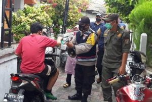 Polres Kep Seribu dan Tiga Pilar Bagikan Masker Gratis