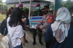 Cegah Penyebaran Covid-19 Polres Kep Seribu Bagi 4.400 Masker Gratis