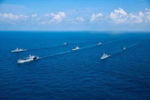 Tetap Siaga Tempur, KRI Bentuk Formasi Tabir