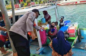 Polres Kep Seribu Cegah dan Tangkal Penyebaran Angka Covid-19 dengan Bagikan Masker Gratis