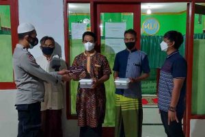 Polres Kep Seribu Berikan Santapan Sahur bagi Masyarakat Kep Seribu