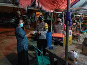 Polres Kep Seribu bersama Polsek dan Jajarannya Berikan Santapan Sahur kepada Masyarakat