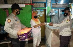 Warga Kurang Mampu Di Empat Pulau Dapat Makan Sahur Gratis Dari Polsek Kep Seribu Selatan