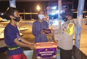 Polsek Kep Seribu Utara dan Polres Kep Seribu Bagikan Makan Sahur Gratis kepada Masyarakat Kep Seribu Utara