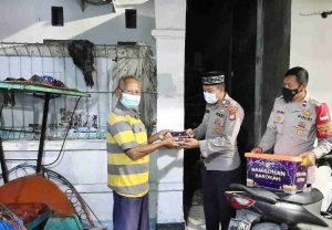 Dalam Rangka Ramadhan Barokah Polres Kep Seribu Bagi-bagi Makan Sahur Gratis di 8 Pulau bagi Masyarakat Kurang Mampu