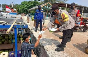 3.000 Masker Gratis Dibagikan Polres Kep Seribu kepada Masyarakat