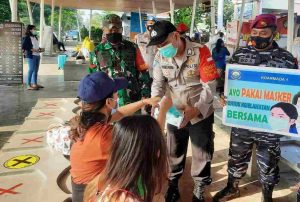 Serentak Hari Ini Polres Kep Seribu bersama Tiga Pilar Bagikan 2600 Masker Medis Gratis