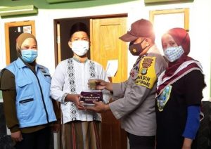 Hari Ke tujuh Bulan Puasa Polsek Kep. Seribu Utara Polres Kep Seribu Bagikan Takjil Buka Puasa