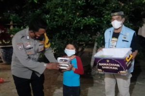Hari ke delapan Bulan Puasa Polres Kep Seribu Memberi Makan Sahur di Delapan Pulau