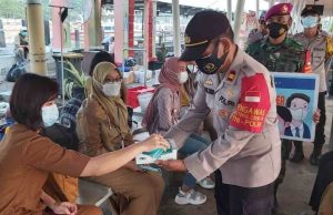 2200 Masker Gratis Dibagikan Polres Kep Seribu kepada Warga Kepulauan Seribu