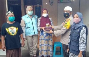 Polres Kep Seribu Bersama Delapan Kampung Tangguh Bagikan Takjil kepada Warga