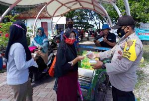 Polres Kep Seribu Dan Polsek Jajaran Bagikan 2.300 Masker Medis Gratis Secara Serentak