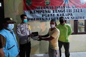 Polres Kep Seribu Bersama Delapan Kampung Tangguh Jaya  Serentak Bagikan Makan Sahur kepada Warga