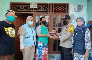 Polres Kep Seribu Bersama Delapan Kampung Tangguh Jaya Bagikan Takjil Buka Puasa