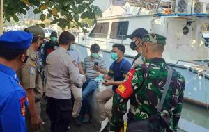 Polres Kep Seribu Bersama Tiga Pilar Bagikan 2.400 Masker Medis Gratis kepada Warga Kepulauan Seribu