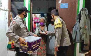 Polres Kep Seribu dan Delapan Kampung Tangguh Jaya Bagikan Makan Sahur Warga di Kep Seribu