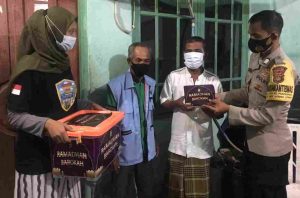 Polres Kep Seribu dan Kampung Tangguh Jaya Bagikan Makan Sahur bagi Warga di Kep Seribu