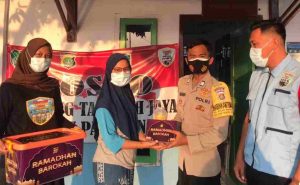 Polres Kep Seribu Bagi Takjil Buka Puasa bagi Warga