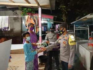 Polres Kep Seribu bersama Tim Kampung Tangguh Jaya Berikan Makan Sahur di Kep Seribu