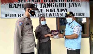 Takjil Buka Puasa untuk Masyarakat di Delapan Pulau Dibagikan Polres Kep Seribu