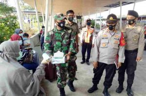 Polres Kep Seribu dan Tiga Pilar Bagikan Masker Medis Gratis
