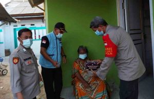 Ciptakan Suasana Ramadhan yang Sejuk, Aman dan Kondusif Polres Kep Seribu Bagikan Takjil kepada Warga Kurang Mampu