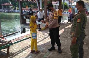 Polres Kep Seribu dan Tiga Pilar Bagikan 2.200 Masker Medis Gratis