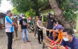 Polres Kep Seribu bersama Tiga Pilar Bagikan 2.400 Masker Medis Gratis ke Warga Pulau Seribu