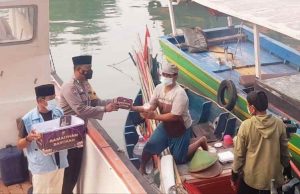 Polres Kep Seribu Bagikan Takjil Buka Puasa Gratis kepada Warga