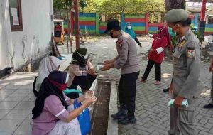 Polres Kep Seribu betsama Tiga Pilar Bagikan 2.600 Masker Medis Gratis