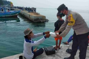 Warga Kep Seribu Dapat 2.800 Masker Gratis dari Polres Kep Seribu