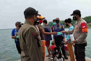 Polres Kep Seribu bersama Polsek dan Jajarannya Bagikan 2.400 Masker Medis Gratis
