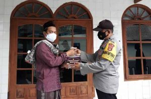 Kapolres Kep Seribu Berbagi Takjil kepada Marbot Delapan Pulau di Kep Seribu